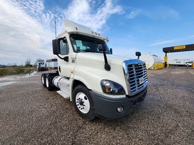 Freightliner Cascadia 125 Day Cab Truck - 450HP, 12 Speed Automatic