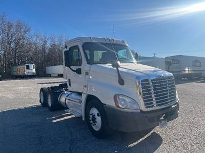Freightliner Cascadia 125 Day Cab Truck - 475HP, 10 Speed Manual