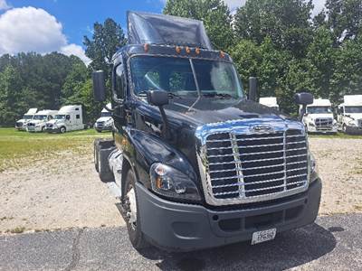 Freightliner Cascadia 125 Day Cab Truck - 435HP, 12 Speed Automatic