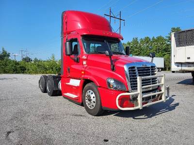 Freightliner Cascadia 125 Day Cab Truck - 455HP, 12 Speed Automatic