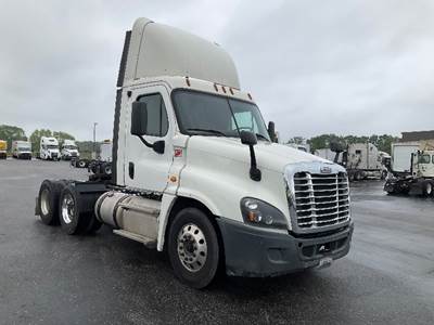Freightliner Cascadia 125 Day Cab Truck - 435HP, 12 Speed Automatic