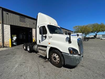 Freightliner Cascadia 125 Day Cab Truck - 435HP, 12 Speed Automatic