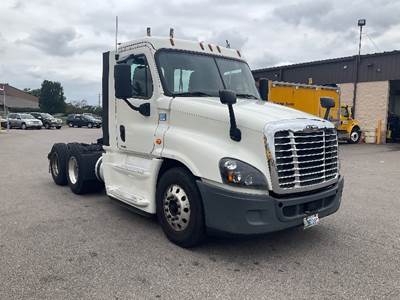 Freightliner Cascadia 125 Day Cab Truck - 455HP, 12 Speed Automatic