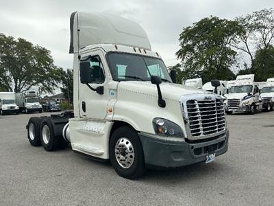 Freightliner Cascadia 125 Day Cab Truck - 455HP, 12 Speed Automatic