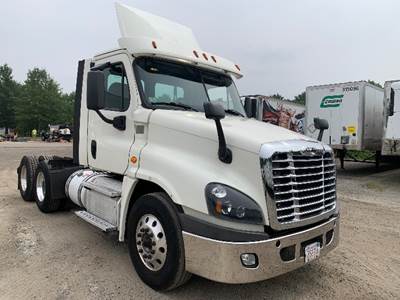 Freightliner Cascadia 125 Day Cab Truck - 455HP, 10 Speed Manual