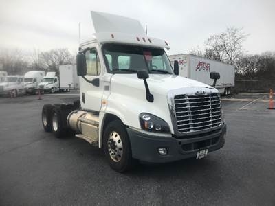 Freightliner Cascadia 125 Day Cab Truck - 435HP, 12 Speed Automatic