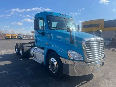 Freightliner Cascadia 125 Day Cab Truck - 470HP, 10 Speed Manual