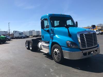 Freightliner Cascadia 125 Day Cab Truck - 470HP, 10 Speed Manual