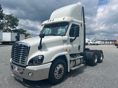 Freightliner Cascadia 125 Day Cab Truck - 435HP, 12 Speed Automatic