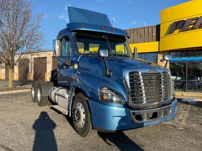 Freightliner Cascadia 125 Day Cab Truck - 450HP, 10 Speed Manual