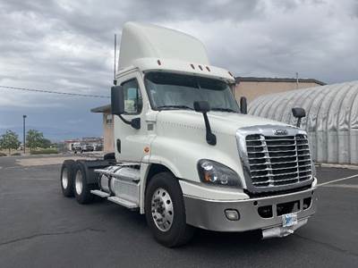 Freightliner Cascadia 125 Day Cab Truck - 435HP, 12 Speed Automatic