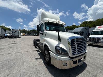 Freightliner Cascadia 125 Day Cab Truck - 435HP, 12 Speed Automatic