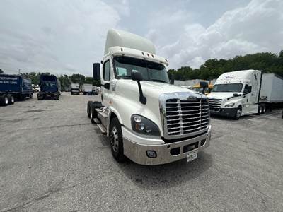 Freightliner Cascadia 125 Day Cab Truck - 435HP, 12 Speed Automatic