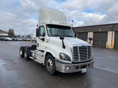 Freightliner Cascadia 125 Day Cab Truck - 435HP, 12 Speed Automatic