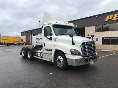 Freightliner Cascadia 125 Day Cab Truck - 435HP, 12 Speed Automatic