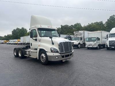 Freightliner Cascadia 125 Day Cab Truck - 435HP, 12 Speed Automatic
