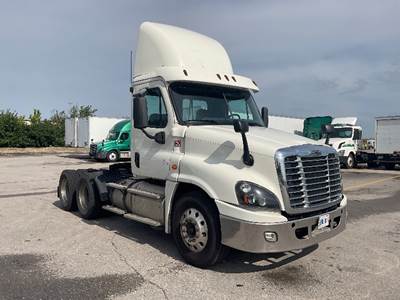 Freightliner Cascadia 125 Day Cab Truck - 435HP, 12 Speed Automatic