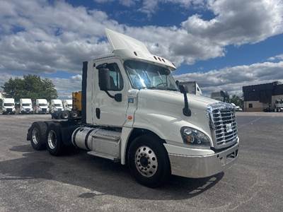 Freightliner Cascadia 125 Day Cab Truck - 455HP, 12 Speed Automatic