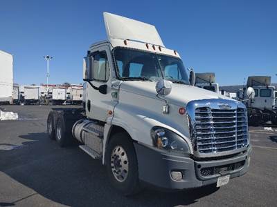 Freightliner Cascadia 125 Day Cab Truck - 455HP, 10 Speed Manual