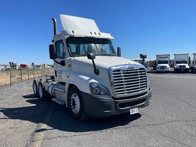 Freightliner Cascadia 125 Day Cab Truck - 455HP, 12 Speed Automatic