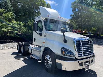 Freightliner Cascadia 125 Day Cab Truck - 435HP, 12 Speed Automatic