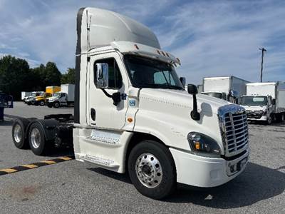 Freightliner Cascadia 125 Day Cab Truck - 455HP, 10 Speed Automatic
