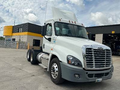 Freightliner Cascadia 125 Day Cab Truck - 435HP, 12 Speed Automatic