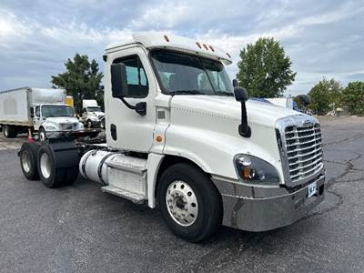 Freightliner Cascadia 125 Day Cab Truck - 435HP, 10 Speed Manual