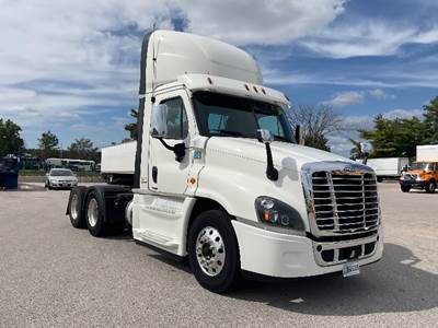 Freightliner Cascadia 125 Day Cab Truck - 455HP, 10 Speed Automatic