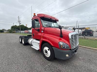 Freightliner Cascadia 125 Day Cab Truck - 455HP, 10 Speed Manual