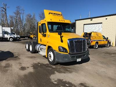 Freightliner Cascadia 125 Day Cab Truck - 435HP, 12 Speed Automatic