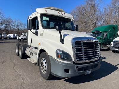 Freightliner Cascadia 125 Day Cab Truck - 435HP, 12 Speed Automatic