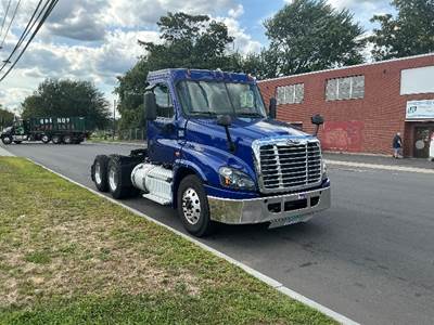 Freightliner Cascadia 125 Day Cab Truck - 435HP, 10 Speed Manual