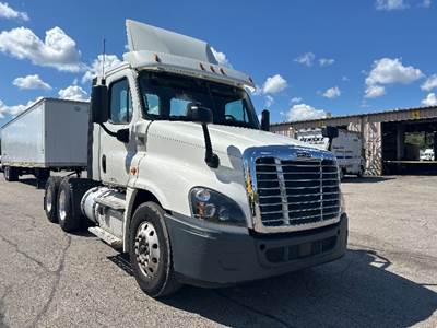 Freightliner Cascadia 125 Day Cab Truck - 435HP, 12 Speed Automatic