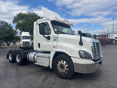 Freightliner Cascadia 125 Day Cab Truck - 455HP, 12 Speed Automatic