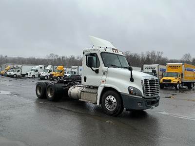 Freightliner Cascadia 125 Day Cab Truck - 450HP, 12 Speed Automatic