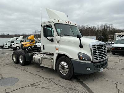 Freightliner Cascadia 125 Day Cab Truck - 450HP, 12 Speed Automatic