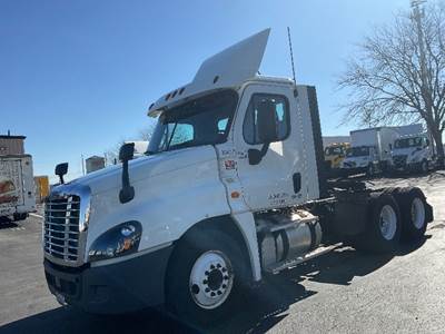 Freightliner Cascadia 125 Day Cab Truck - 435HP, 12 Speed Automatic