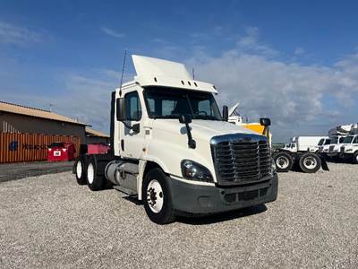 Freightliner Cascadia 125 Day Cab Truck - 435HP, 12 Speed Automatic