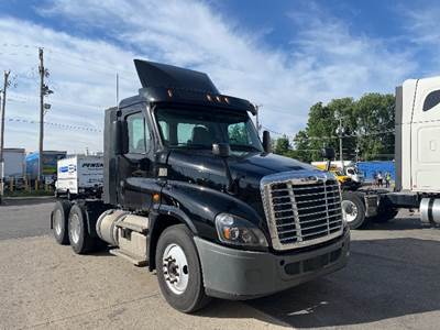 Freightliner Cascadia 125 Day Cab Truck - 435HP, 12 Speed Automatic