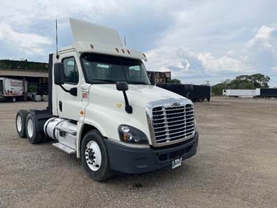 Freightliner Cascadia 125 Day Cab Truck - 435HP, 12 Speed Automatic
