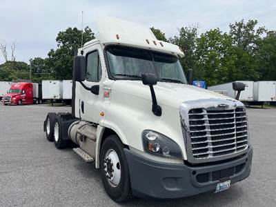Freightliner Cascadia 125 Day Cab Truck - 435HP, 12 Speed Automatic