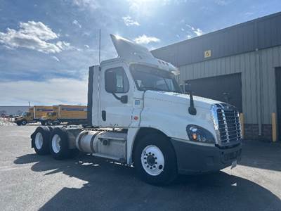 Freightliner Cascadia 125 Day Cab Truck - 435HP, 12 Speed Automatic