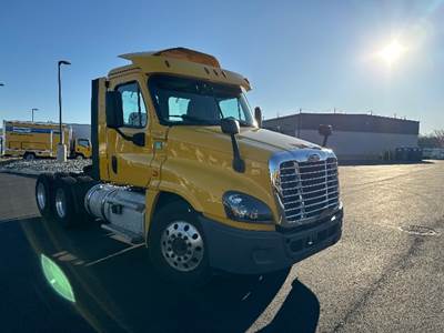Freightliner Cascadia 125 Day Cab Truck - 435HP, 12 Speed Automatic