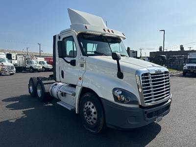 Freightliner Cascadia 125 Day Cab Truck - 435HP, 12 Speed Automatic