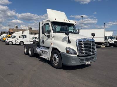 Freightliner Cascadia 125 Day Cab Truck - 435HP, 12 Speed Automatic