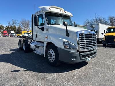 Freightliner Cascadia 125 Day Cab Truck - 435HP, 12 Speed Automatic