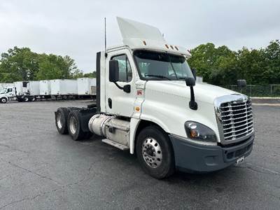 Freightliner Cascadia 125 Day Cab Truck - 435HP, 12 Speed Automatic