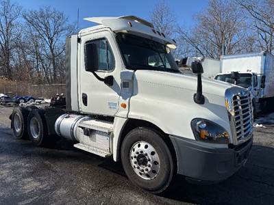 Freightliner Cascadia 125 Day Cab Truck - 435HP, 12 Speed Automatic