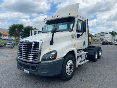 Freightliner Cascadia 125 Day Cab Truck - 435HP, 12 Speed Automatic